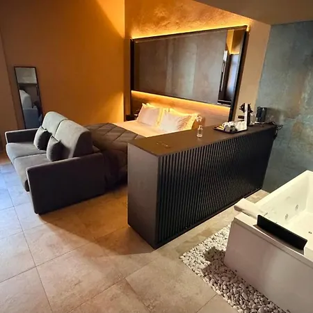 Palazzo Pepe & Jacuzzi 4* Naples